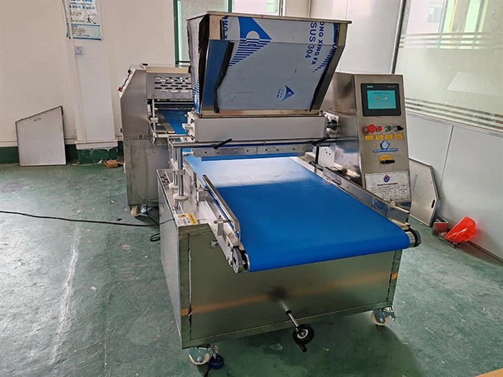 Swiss Roll Roller Spreader Machine high quality